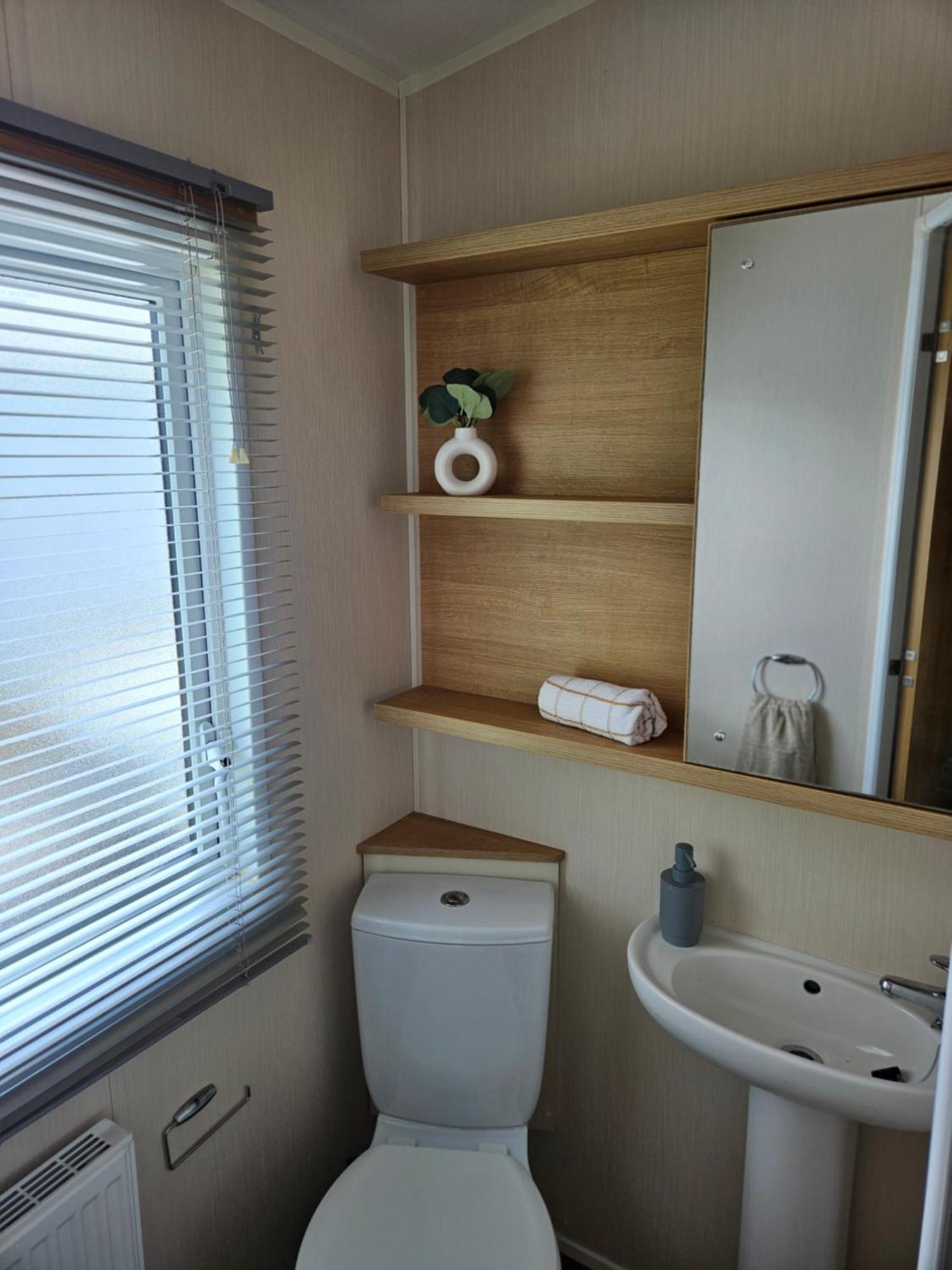 Lytham Luxe 6 Birth Caravan Weeton  Екстер'єр фото